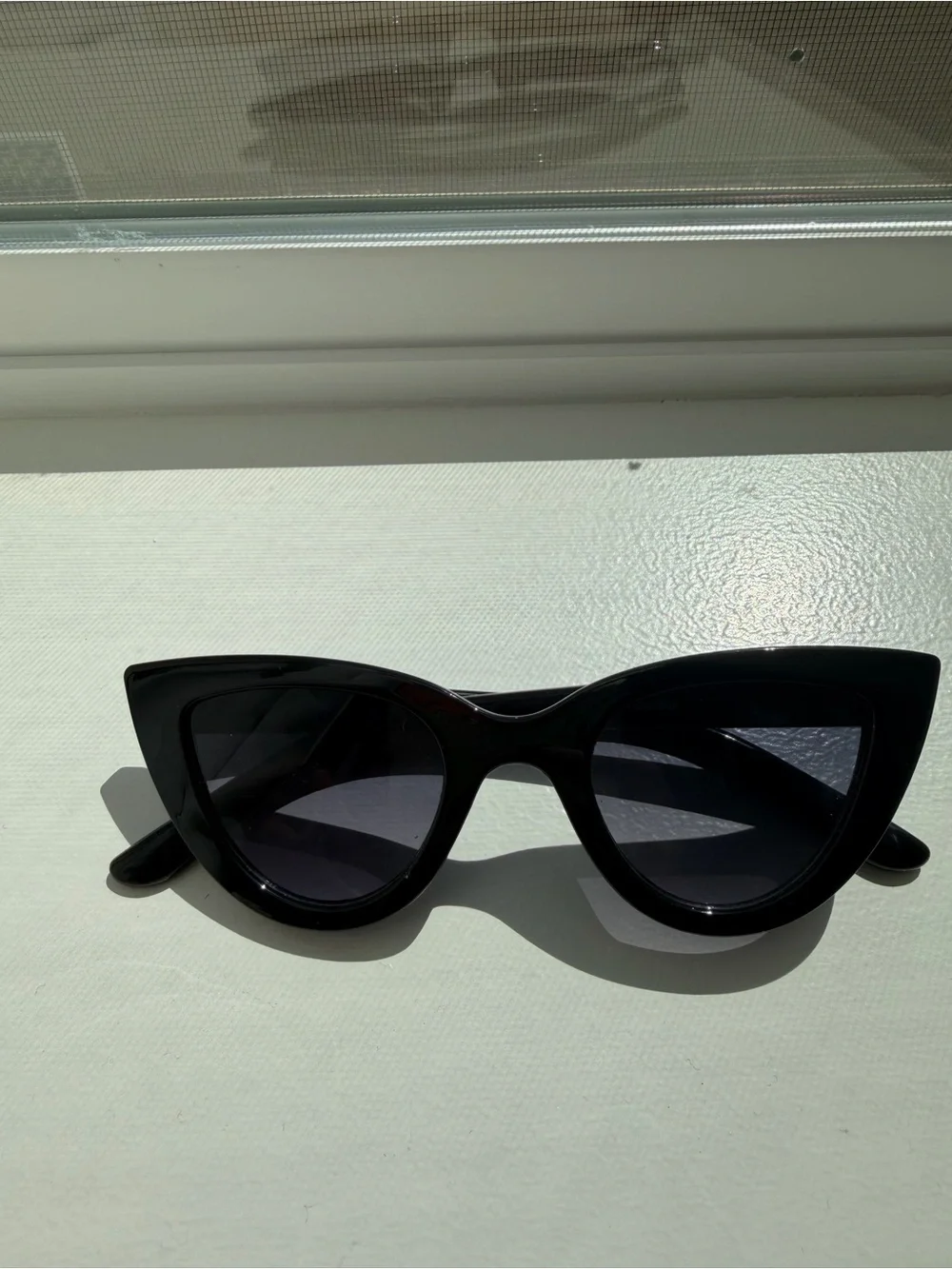 Black Cat-Eye Women's Sunglasses - Le specs